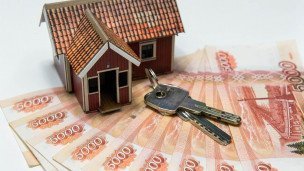 Денежные купюры на них макет дома и ключи