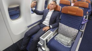 Пассажир в кресле в салоне самолета