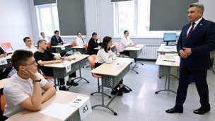 школьники перед началом единого государственного экзамена по русскому языку