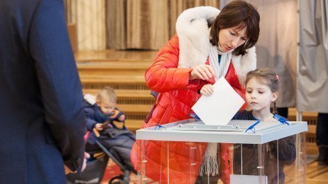 Женщина с ребенком на голосовании