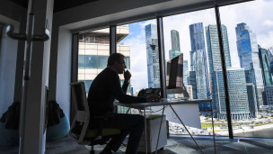 Работник в офисе