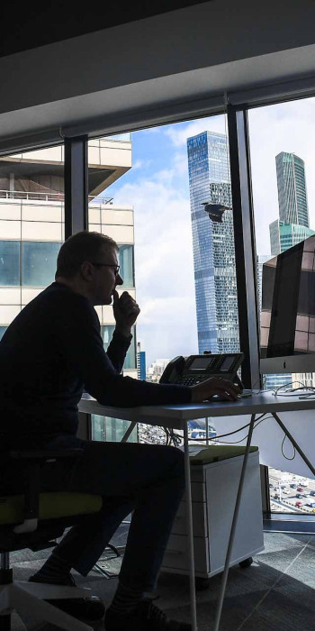 Работник в офисе