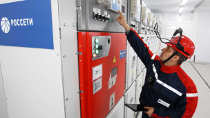 Сотрудник на электрической подстанции