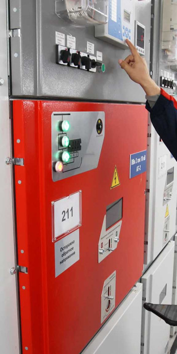 Сотрудник на электрической подстанции