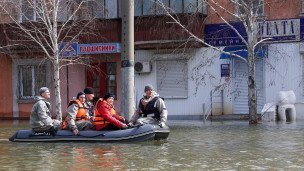 Жители и сотрудники МЧС на лодке