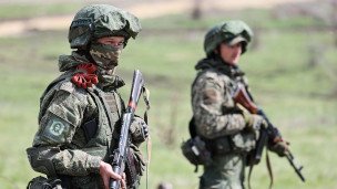Военнослужащие во время боевой подготовки на полигоне