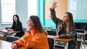  Студентки во время занятий в университете