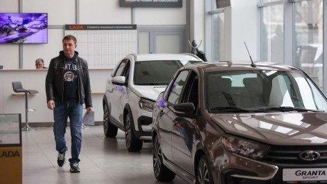Мужчина в автосалоне