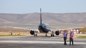Сотрудники на взлетной полосе аэропорта
