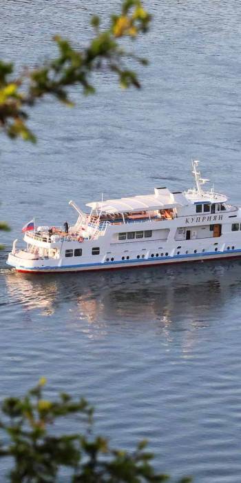 Теплоход на реке