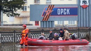 Сотрудник МЧС во время эвакуации жителей
