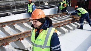 Рабочий во время укладки железнодорожного полотна 
