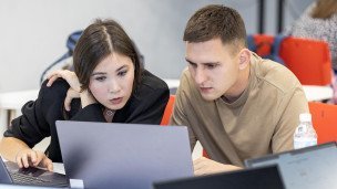 Девушка с ноутбуком