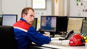 Сотрудник у пульта управления на Иркутской гидроэлектростанции 