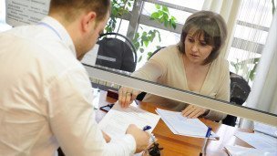 Мужчина подписывает документы
