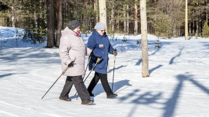 женщины в зимнем парке на прогулке