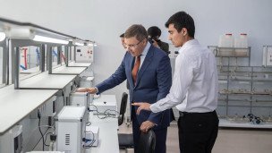 Dvа-muzhchiny-v-laboratorii