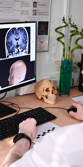 врач за компьютером