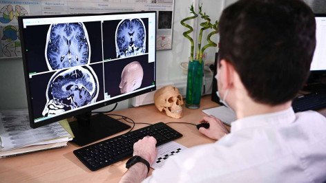 Медицинский работник наблюдает за показаниями пациента