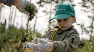 Участники традиционной всероссийской акции "Сохраним лес"