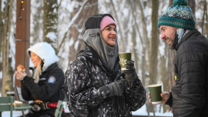 Горожане отдыхают в парке