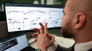 Сотрудник банка в офисе компании