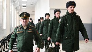 Новобранцы на сборном пункте перед отправкой 