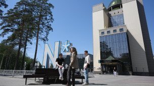 Studenty-vozle-korpusa-universiteta