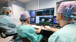  Хирурги за мониторами во время проведения операции 