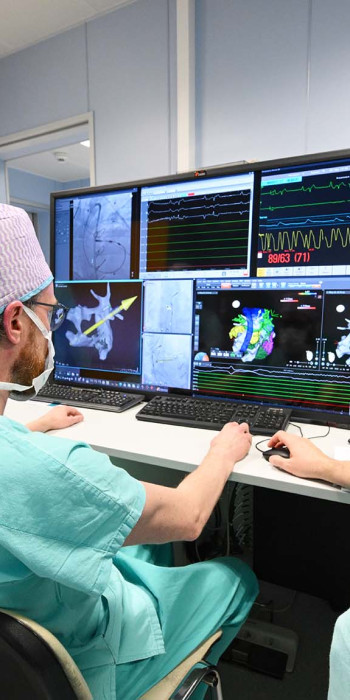  Хирурги за мониторами во время проведения операции 