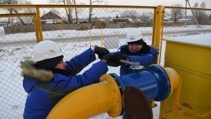 Сотрудники газовой компании  устанавливают оборудование в деревне 