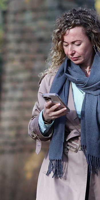 Женщина с телефоном на улице