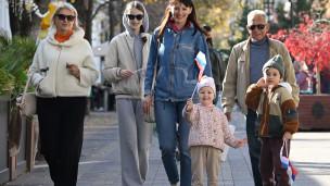 Семья на прогулке