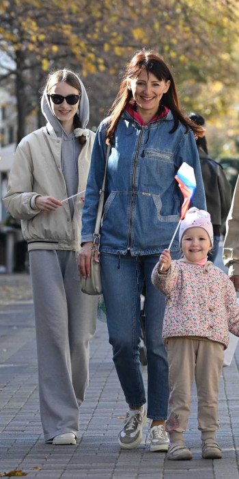 Семья на прогулке