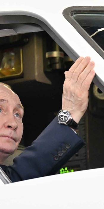 Президент РФ Владимир Путин во время посещения летно-исследовательского института имени М.М.Громова