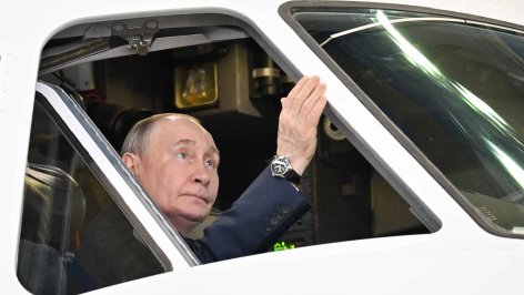 Президент РФ Владимир Путин во время посещения летно-исследовательского института имени М.М.Громова