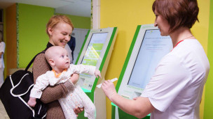 Женщина с ребенком в больнице