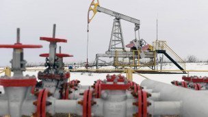 Нефтяная качалка трубы на переднем плане