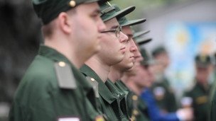 Призывники у сборного пункта военного комиссариата стоят в профиль шеренгой