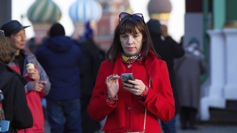 женщина с телефоном в руках