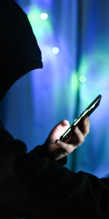 Мужчина держит в руках мобильный телефон