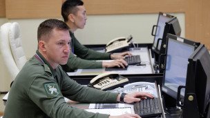 Военные во время работы за компьютерами 