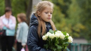 Школьница с цветами на школьной линейке