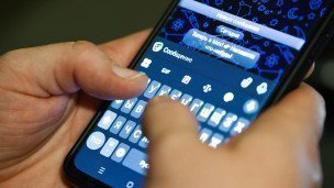 Экран телефона с мессенджером MAX
