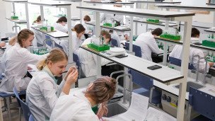  Ученики в аудитории химии 