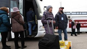 Пассажиры у автобуса на автовокзале