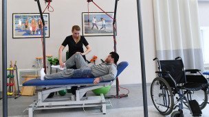 Пациент в кабинете роботической реабилитации