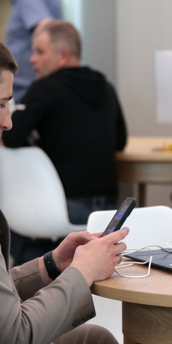 Мужчина с ноутбуком