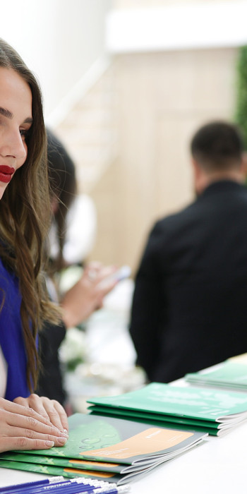 представитель компании общается с клиентом