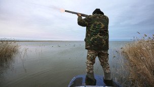Охотник во время осенней охоты на уток